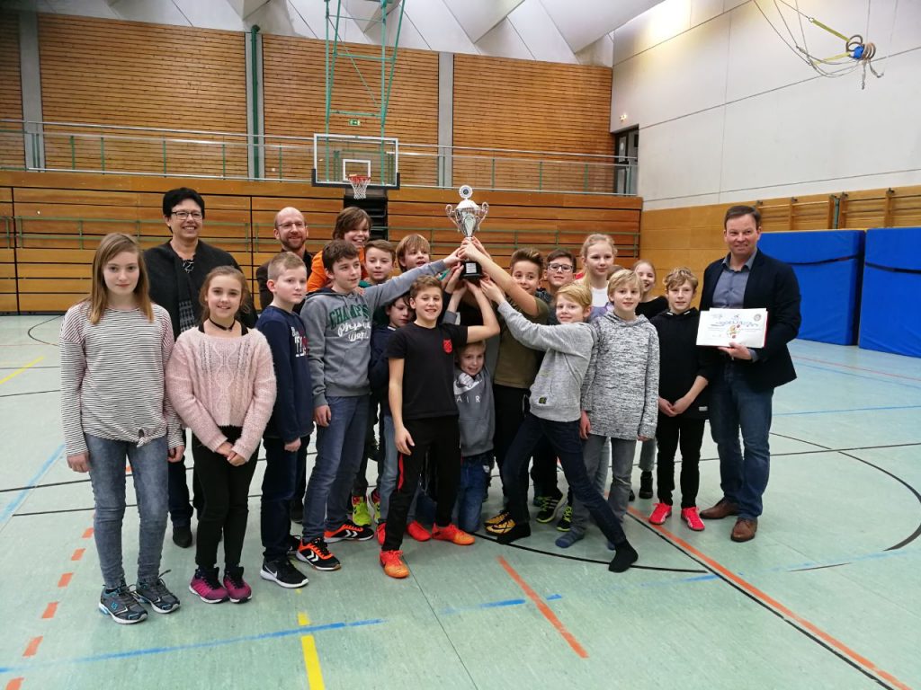 Völkerballturnier: Die 5b holt den Pokal